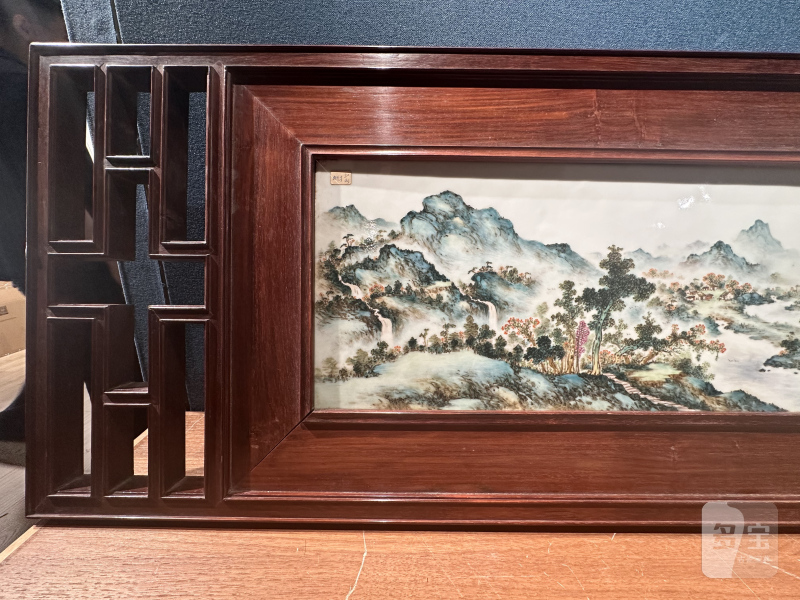 1954年作 汪小亭粉彩红树山庄图横画长条瓷板 - 图3